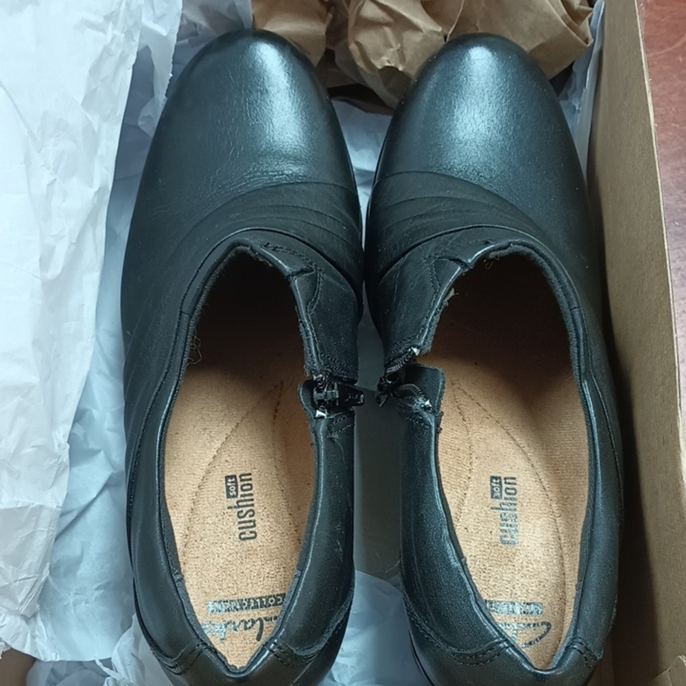 Like New EPC Clarks Collection Soft Cushion Size 8.5 M Booties
